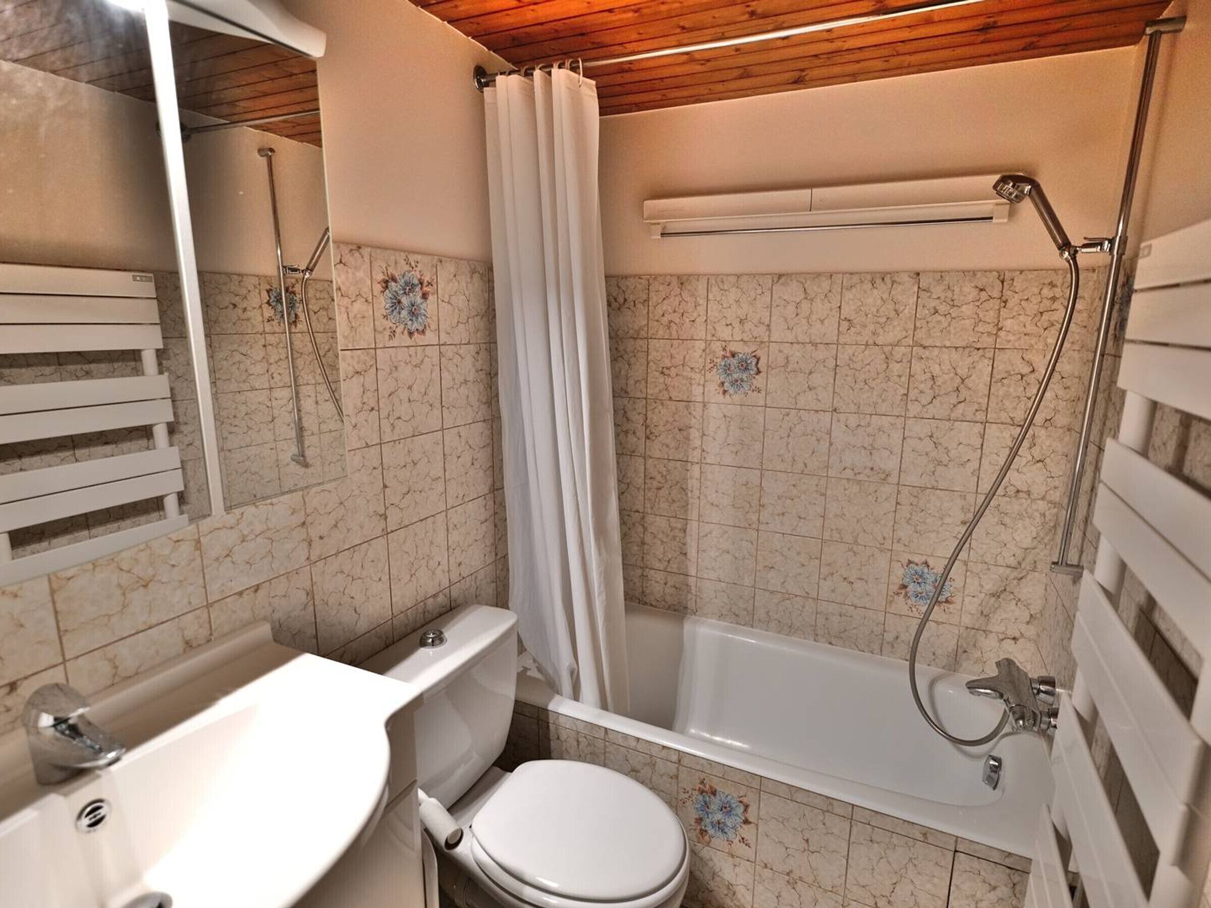 A bathroom with a toilet, sink, and bathtub.