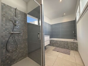 Bathroom - Villa with pool - 14 guests. Near beach and port (Saint-Denis-d'Oléron)