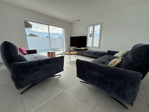 TV - Villa with pool - 14 guests. Near beach and port (Saint-Denis-d'Oléron)