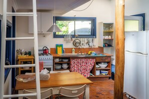 Refrigerador, horno, parrilla de estufa y cafetera y tetera 