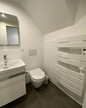 Een douche, handdoeken