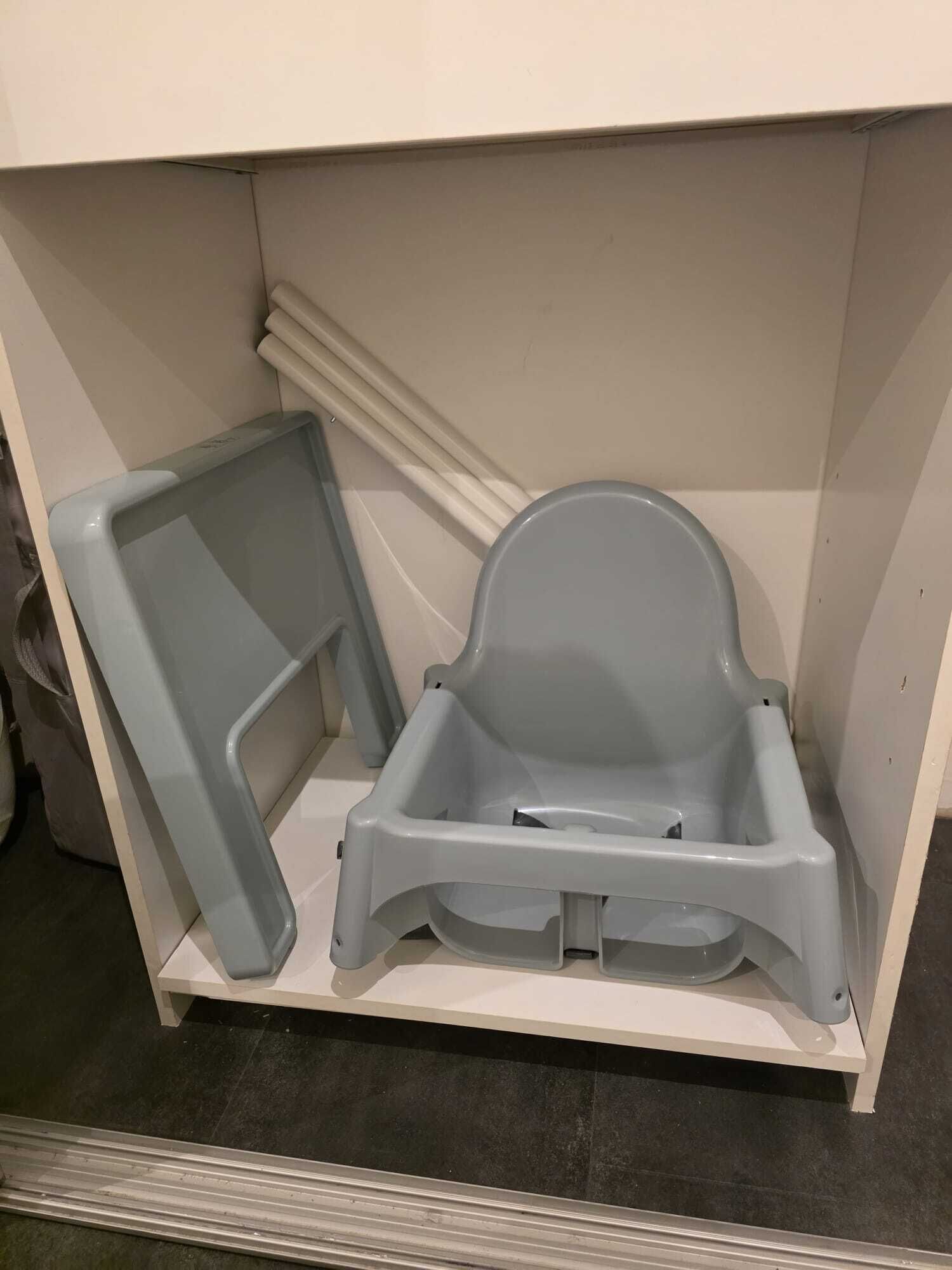 Een badkamer met een toilet, een wastafel en een prullenbak.