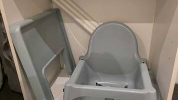Een badkamer met een toilet, een wastafel en een prullenbak.