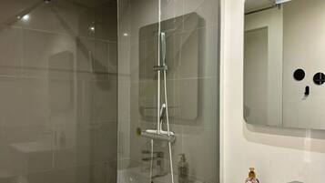 Douche, serviettes fournies