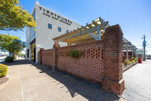 Exterior - Offshore Elite-Luxury Townhouse-Downtown Morehead City-Available May 15! (Morehead City)