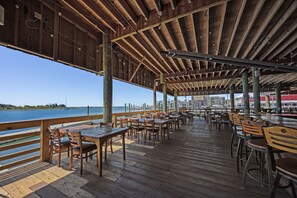 Outdoor dining - Offshore Elite-Luxury Townhouse-Downtown Morehead City-Available May 15! (Morehead City)