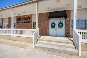 Exterior detail - Offshore Elite-Luxury Townhouse-Downtown Morehead City-Available May 15! (Morehead City)