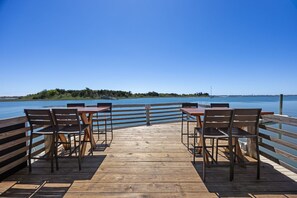 Outdoor dining - Offshore Elite-Luxury Townhouse-Downtown Morehead City-Available May 15! (Morehead City)