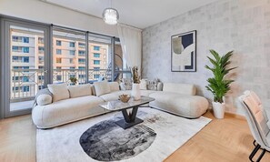 Superior appartement | Woonruimte | Een 65-inch flatscreentelevisie met satellietzenders