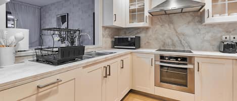 Superior-Apartment | Eigene Küche | Espressomaschine, Wasserkocher mit Kaffee-/Teezubehör