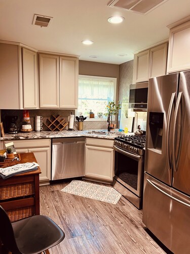 Dragonfly Inn II 
Fabulous 2BR 1BA modern downtown apt  walk to everything