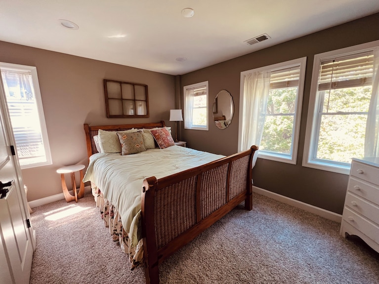 Dragonfly Inn Ii Fabulous 2br 1ba Modern Downtown Apt Walk To Everything - Winchester, WA
