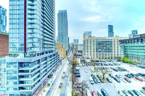 Exterior - Tranquil Downtown Retreat in a 2BR with 2 Spacious baths. Easy Downtown Access! (Toronto)