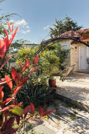 Terrace/patio - Cozy villa with beautiful large garden (NEA POTIDAIA)