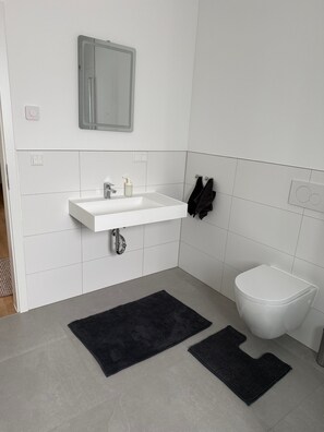 Shower, hair dryer, towels - Apartment 'Haus Sahin' with Balcony and Wi-Fi (Kassel)