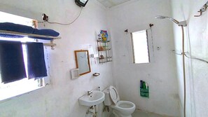 House, 2 Bedrooms, Accessible, Smoking | Bathroom