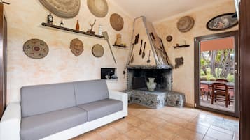 TV, caminetto