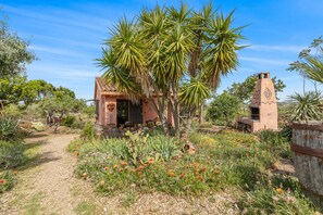 Property grounds - Holiday Home 'Villa Anna Con Giardino' with Private Terrace, Wi-Fi and Air Conditioning (Flussio)