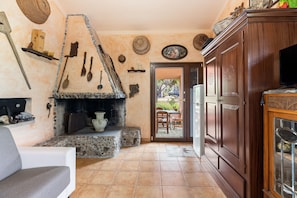 TV, fireplace - Holiday Home 'Villa Anna Con Giardino' with Private Terrace, Wi-Fi and Air Conditioning (Flussio)