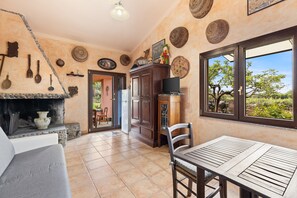TV, fireplace - Holiday Home 'Villa Anna Con Giardino' with Private Terrace, Wi-Fi and Air Conditioning (Flussio)