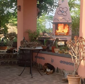 Outdoor dining - Holiday Home 'Villa Anna Con Giardino' with Private Terrace, Wi-Fi and Air Conditioning (Flussio)
