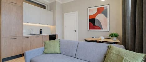 Deluxe Apartment, City View | Living area