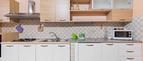 Réfrigérateur, four à micro-ondes, un four, surface de cuisson