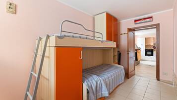 2 bedrooms, iron/ironing board, bed sheets
