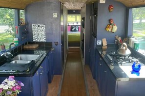 Fridge, oven, stovetop, electric kettle - Near The Wave- Glamping- Bbq- Parking- Sleeps 4 (Bristol)