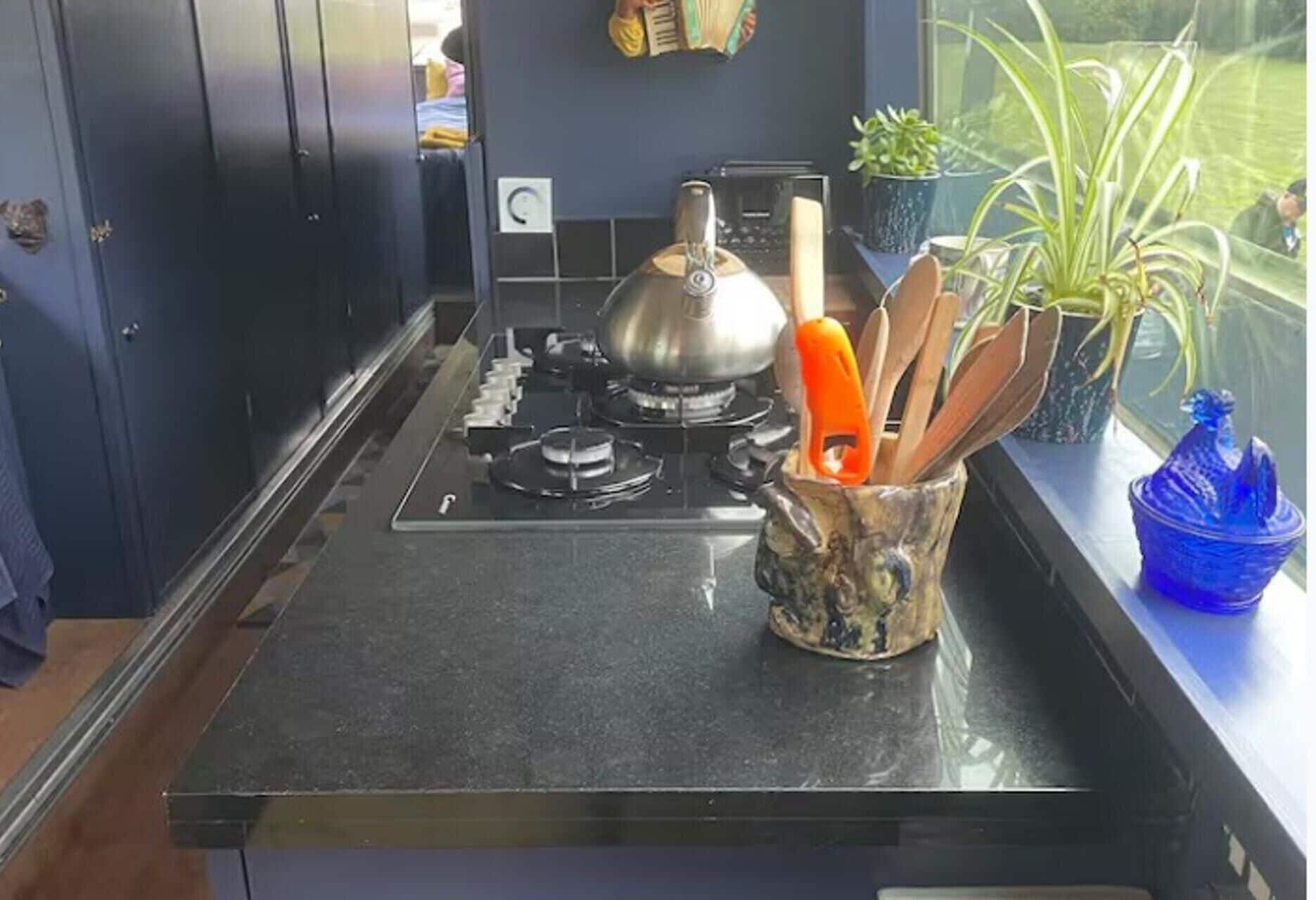 Peti sejuk, ketuhar, dapur, cerek elektrik 
