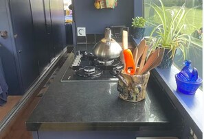 Private kitchen - Near The Wave- Glamping- Bbq- Parking- Sleeps 4 (Bristol)