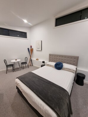 1 bedroom, iron/ironing board, WiFi, bed sheets - Halo By The Sea- Seaforth (Seaforth)
