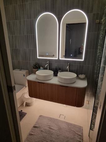 Shower, hair dryer, bidet, towels. Halo By The Sea- Seaforth