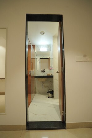 Club Room, City View | Bathroom | Shower, rainfall showerhead, free toiletries, hair dryer - The Grand Icon (Chandrapur)