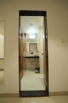 Habitación Club, vistas a la ciudad | Baño | Ducha y cabezal de ducha tipo lluvia
