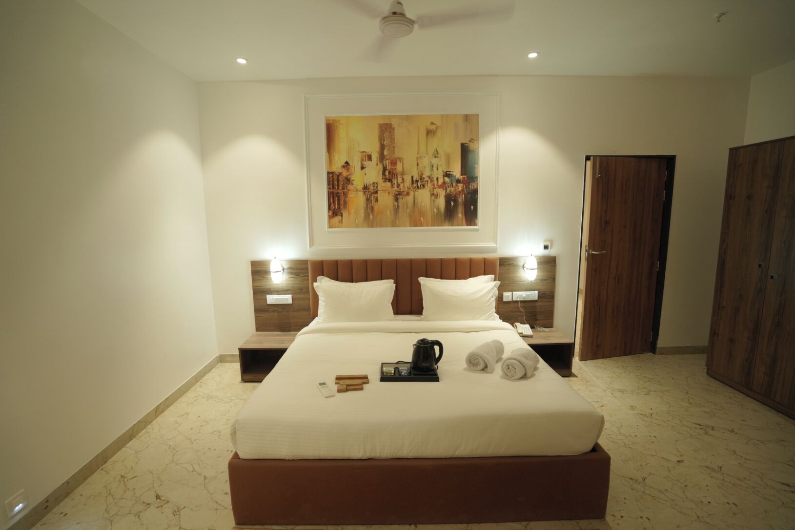 Deluxe Room, City View | Desk, laptop workspace, iron/ironing board, free WiFi