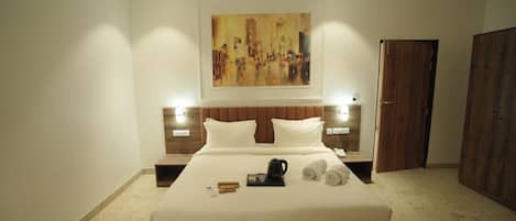 Deluxe Room, City View | Desk, laptop workspace, iron/ironing board, free WiFi