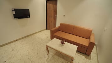 Business Suite, City View | Desk, laptop workspace, iron/ironing board, free WiFi