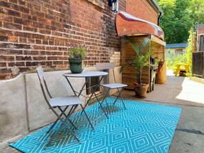 Outdoor dining - Furnished 1BR Apartment | Private Entry | Ideal 1–3 Mth Stays | Transit Paradise (Toronto)