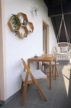 Outdoor dining - Vrbo Property (Sekull)