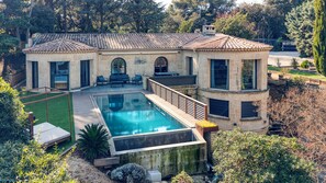 A house with a swimming pool, outdoor seating, and a garden. - Villa Aurea, discreet luxury and art of living (Villeneuve-lès-Avignon)