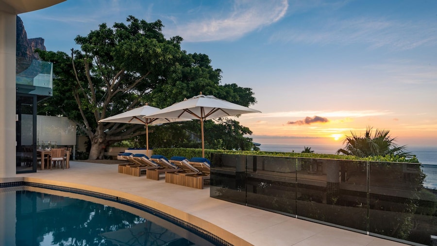 Camps Bay Luxury 5 Star 5 Bed w Gym Villa Majestic