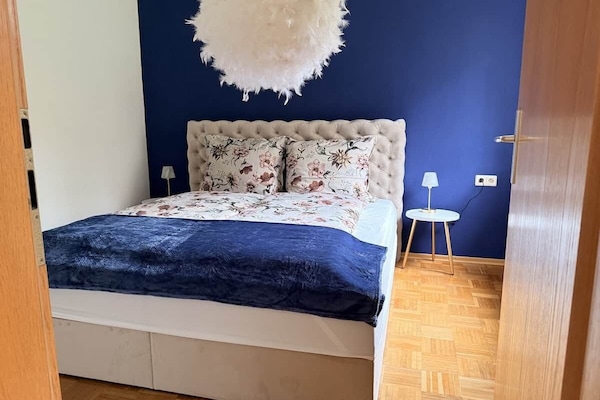 Gemütliches Kingsize-Bett mit Touch-Lampen. Spiegel und Kommode.