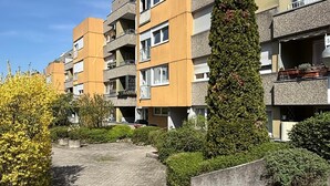 A multi-story residential building with balconies, a paved pathway, and surrounding greenery. - VetterLux Nova - bright, quiet & central (Ravensburg)