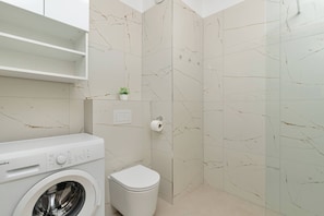Dusche, Haartrockner, Handtücher, Shampoo