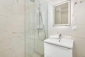 Dusche, Haartrockner, Handtücher, Shampoo