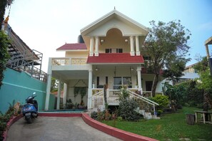 Front of property - PRIYA PALACE RESORT EVENTS SWIMMING POOL (Kodaikanal)