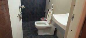 Deluxe Double or Twin Room | Bathroom | Shower, towels - PRIYA PALACE RESORT EVENTS SWIMMING POOL (Kodaikanal)