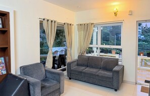 Deluxe Double or Twin Room | Living area - PRIYA PALACE RESORT EVENTS SWIMMING POOL (Kodaikanal)