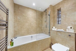 Combined shower/bathtub, deep-soaking bathtub - Small 1 Bedroom Flat (London)